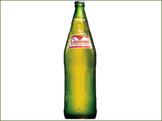 Guaraná Antarctica, em parceria com a Owens-Illinois, apresenta garrafa de vidro retornável.